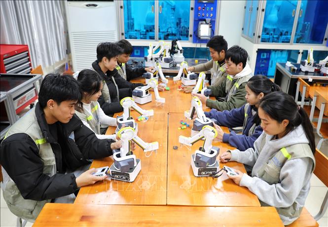 Các trường Đại học chủ động triển khai các chương trình đào tạo, hợp tác sâu rộng với doanh nghiệp trong và ngoài nước, góp phần cung ứng lao động cho ngành công nghiệp mũi nhọn này. (Ảnh: Danh Lam/TTXVN)